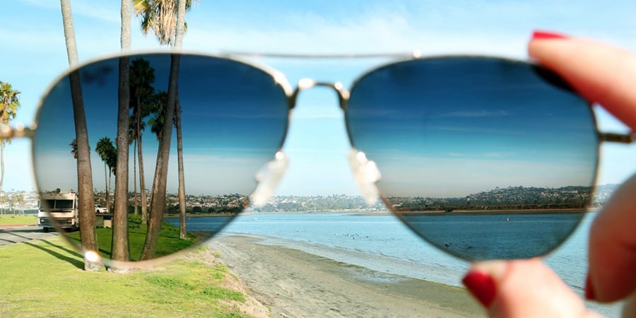 затемненные очки с поляризацией для пляжа фото