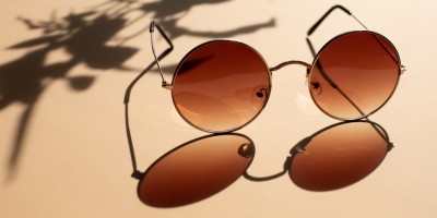 Отличия поляризационных и солнцезащитных очков фото